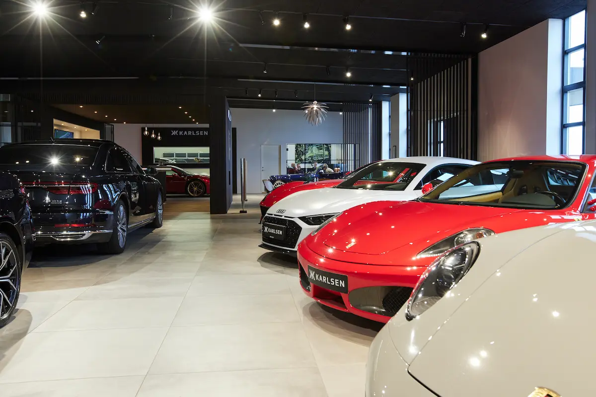 Forskellige biler i udstilling