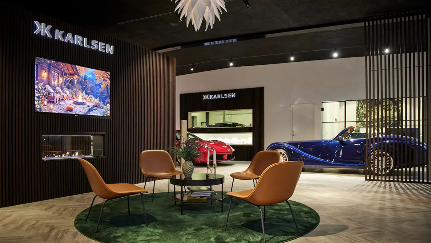 Indenfor hos Karlsen Biler