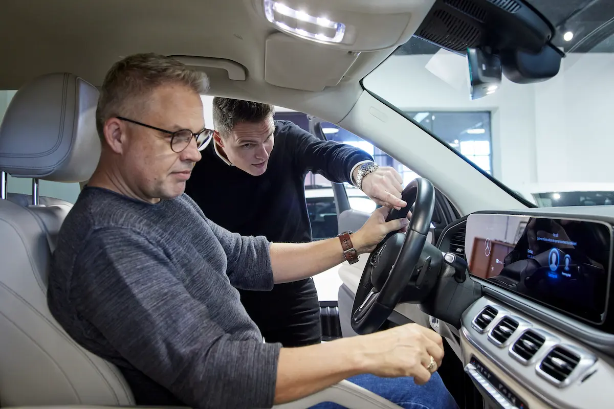 Mand prøver en bil